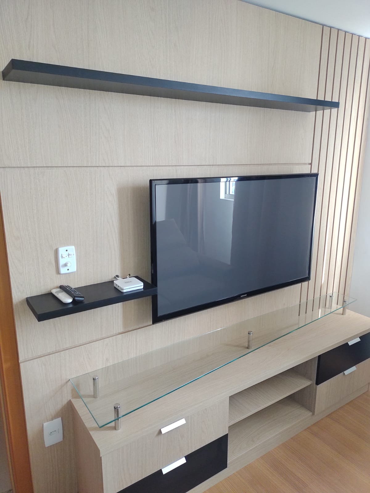 Rack com painel madeira clara